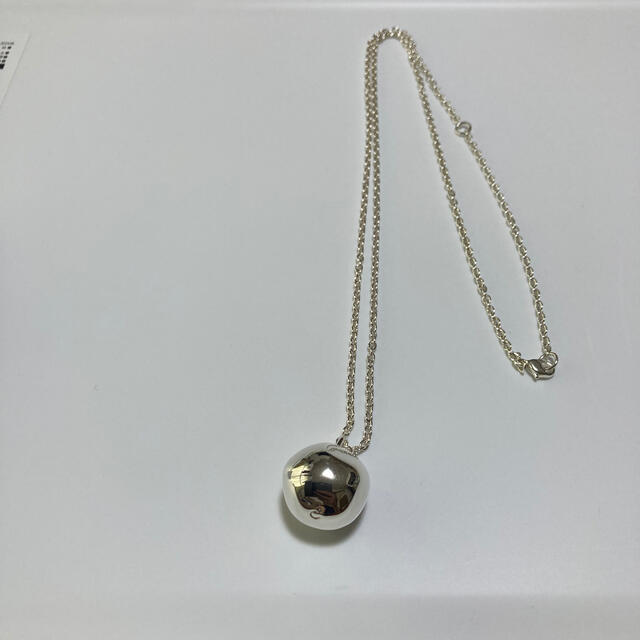 バーバラ様専用　CHIEKO+ wonky ball necklace レディースのアクセサリー(ネックレス)の商品写真