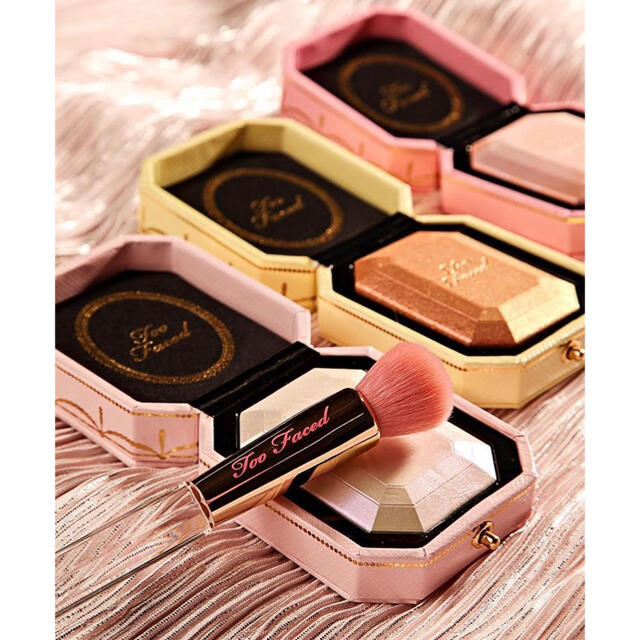 Too Faced(トゥフェイス)の【新】ダイヤモンドハイライターブラシ　ハイライトブラシ　トゥーフェイスド　メイク コスメ/美容のメイク道具/ケアグッズ(チーク/フェイスブラシ)の商品写真