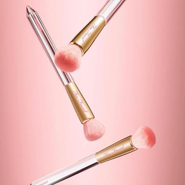 Too Faced(トゥフェイス)の【新】ダイヤモンドハイライターブラシ　ハイライトブラシ　トゥーフェイスド　メイク コスメ/美容のメイク道具/ケアグッズ(チーク/フェイスブラシ)の商品写真