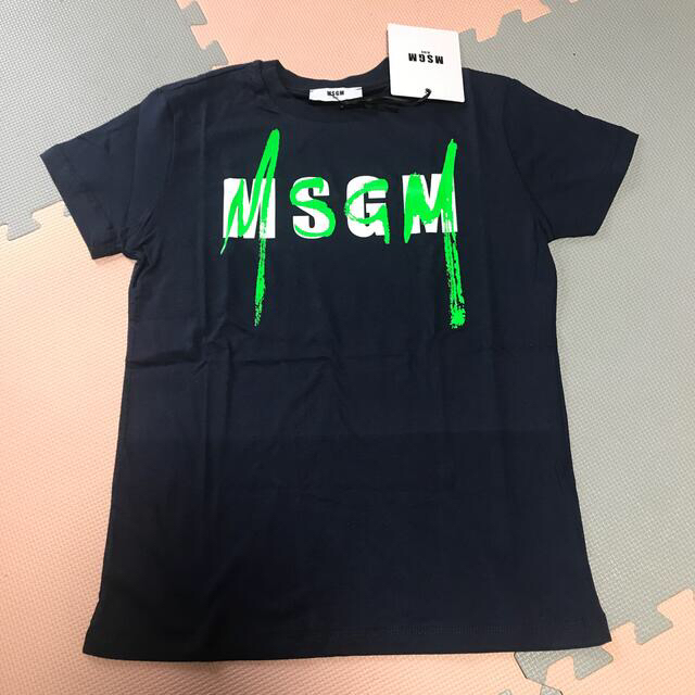 MSGM(エムエスジイエム)の値下げ新品☆MSGM ジュニア☆ロゴTシャツ☆10A  140相当 キッズ/ベビー/マタニティのキッズ服男の子用(90cm~)(Tシャツ/カットソー)の商品写真