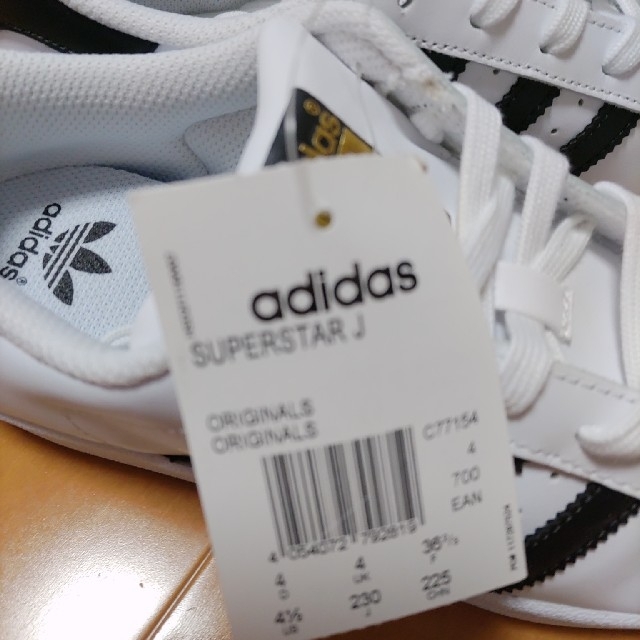 adidas(アディダス)の新品！アディダス　スニーカー レディースの靴/シューズ(スニーカー)の商品写真