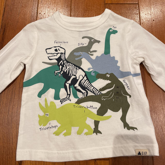 babyGAP(ベビーギャップ)の新品☆babygap☆長袖Tシャツ　恐竜柄　2枚セット☆90cm キッズ/ベビー/マタニティのキッズ服男の子用(90cm~)(Tシャツ/カットソー)の商品写真