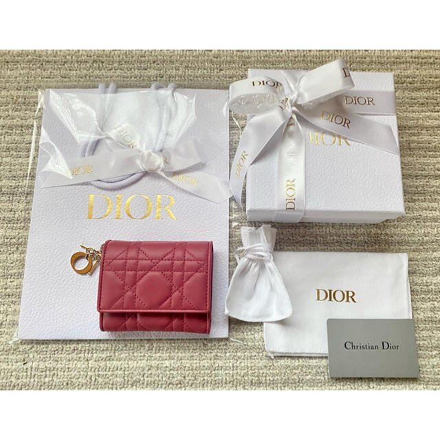 Dior(ディオール)のLADY DIOR ロータスウォレット カナージュ ★ ストロベリーピンク レディースのファッション小物(財布)の商品写真