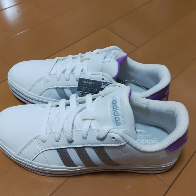 adidas(アディダス)の新品！アディダス　レディーススニーカー レディースの靴/シューズ(スニーカー)の商品写真