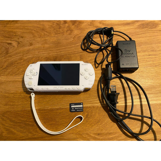 PlayStation Portable(プレイステーションポータブル)のPSP 1000 本体　白　ナンプレ付き エンタメ/ホビーのゲームソフト/ゲーム機本体(携帯用ゲーム機本体)の商品写真