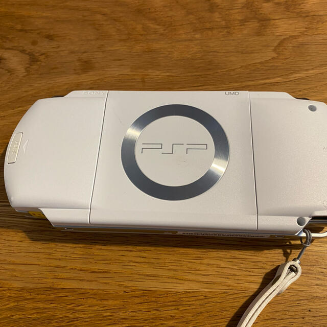 PlayStation Portable(プレイステーションポータブル)のPSP 1000 本体　白　ナンプレ付き エンタメ/ホビーのゲームソフト/ゲーム機本体(携帯用ゲーム機本体)の商品写真