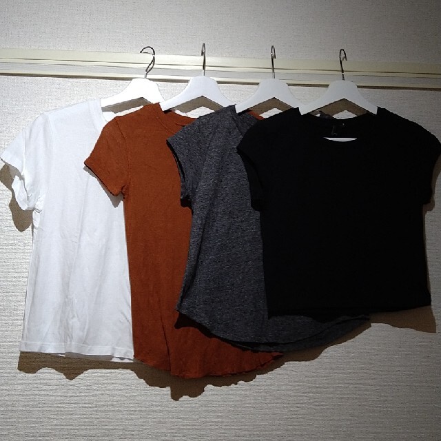 FOREVER 21(フォーエバートゥエンティーワン)のFOREVER 21　Tシャツ　４枚セット レディースのトップス(Tシャツ(半袖/袖なし))の商品写真