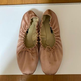 ザラ(ZARA)のZARA ピンクサテンフラットシューズ(バレエシューズ)