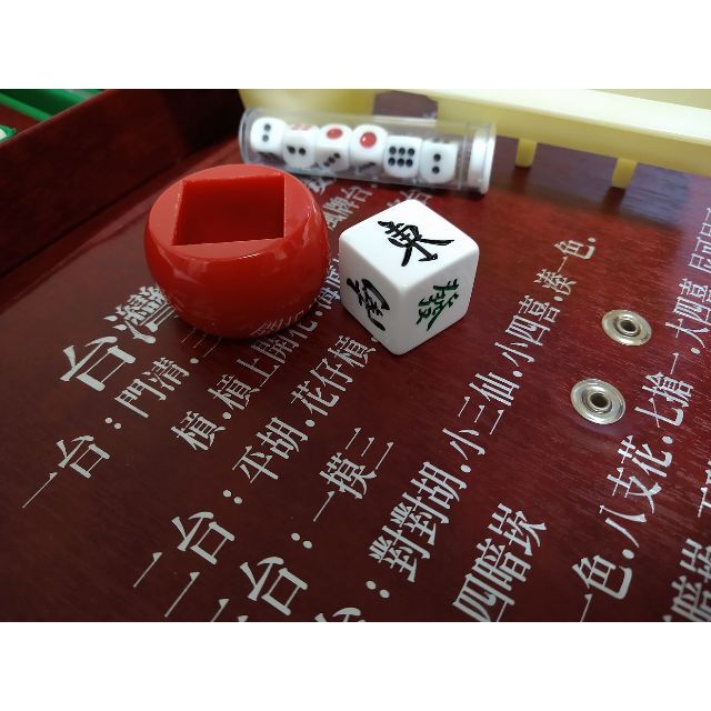 骨董品 大きな麻雀牌 レアな白色 3.3cmのビッグサイズ 麻雀 骨董品 大きな麻雀牌 レアな白色 3.3cmのビッグサイズ 麻雀