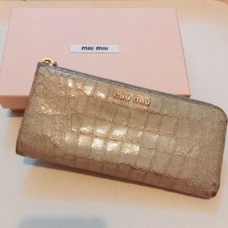 ミュウミュウ(miumiu)のMIUMIU グレー エナメル ラウンドファスナー 長財布　クロコ型押し(財布)