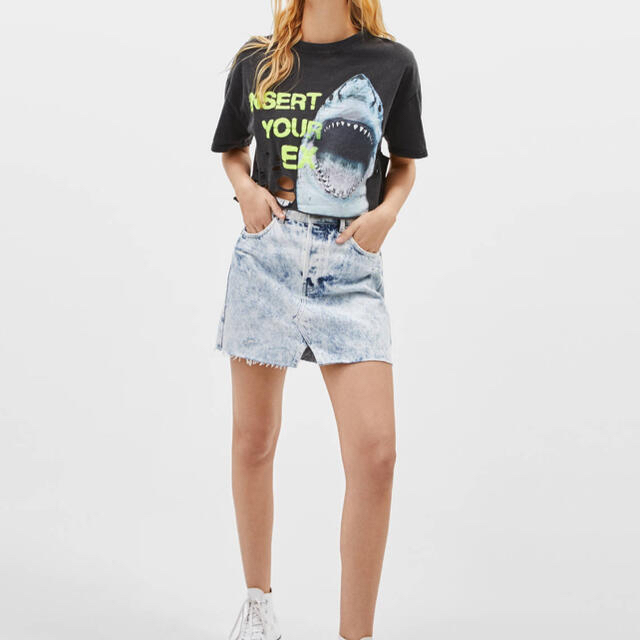 Bershka(ベルシュカ)のBershka ダメージショート丈Tシャツ レディースのトップス(Tシャツ(半袖/袖なし))の商品写真