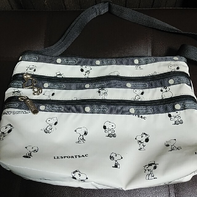 LeSportsac(レスポートサック)のレスポートサック　スヌーピー レディースのバッグ(ショルダーバッグ)の商品写真