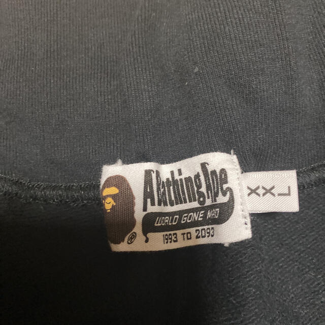 A BATHING APE(アベイシングエイプ)のAPE BAPE KAWS SHARK スウェットパンツ　パンツ　ショーツ　黒 メンズのパンツ(ショートパンツ)の商品写真