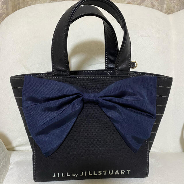 JILL by JILLSTUART(ジルバイジルスチュアート)のジルバイジルスチュアート　バッグ　ブラック　リボン レディースのバッグ(ハンドバッグ)の商品写真