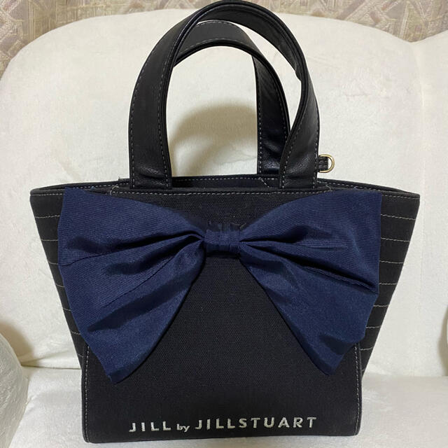 JILL by JILLSTUART(ジルバイジルスチュアート)のジルバイジルスチュアート　バッグ　ブラック　リボン レディースのバッグ(ハンドバッグ)の商品写真