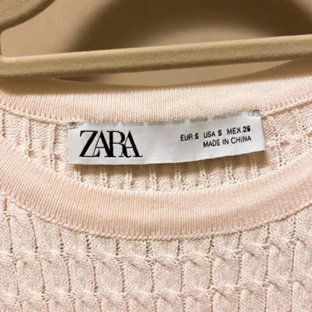 ZARA(ザラ)の【新品】ZARA 袖ボタン　ホワイト春ニット レディースのトップス(ニット/セーター)の商品写真