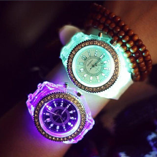 新品 人気の光る！腕時計 LEDフラッシュウォッチ 全３色(腕時計)