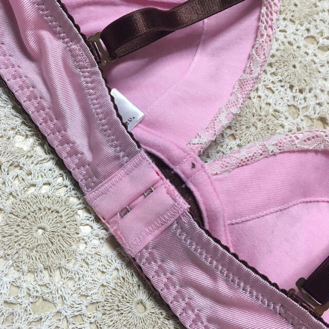 ブラジャー ショーツ　C75　ピンク　サテン　光沢　上下セット　ツルツル レディースの下着/アンダーウェア(ブラ&ショーツセット)の商品写真