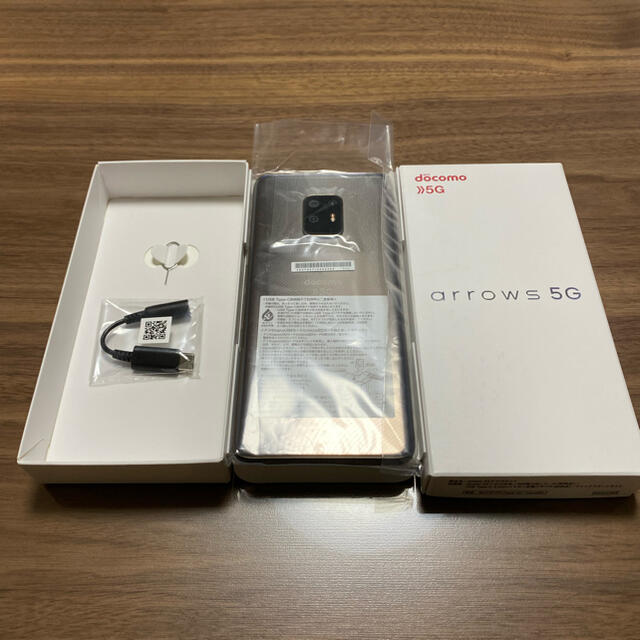 富士通(フジツウ)のarrows 5G F-51A チタニウムシルバー 128 GB docomo スマホ/家電/カメラのスマートフォン/携帯電話(スマートフォン本体)の商品写真