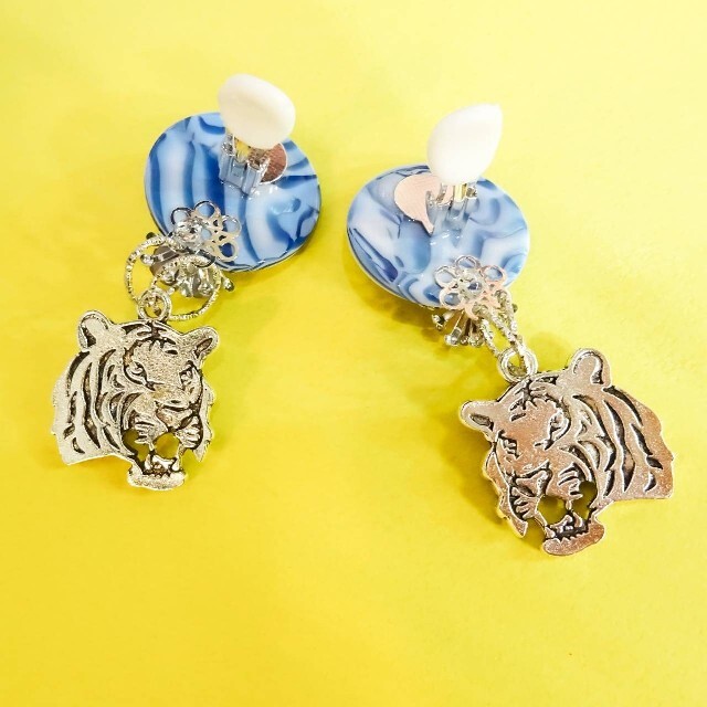 コバルトブルーの タイガーストライプ トラ柄  と ピンク キャッツアイ 花と虎 ハンドメイドのアクセサリー(ピアス)の商品写真