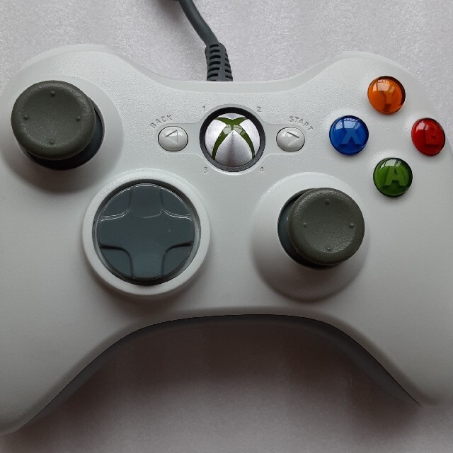 Xbox360(エックスボックス360)のxbox360　有線コントローラー エンタメ/ホビーのゲームソフト/ゲーム機本体(家庭用ゲーム機本体)の商品写真