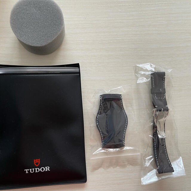 Tudor(チュードル)のチューダーブラックベイクロノレザーベルト メンズの時計(レザーベルト)の商品写真