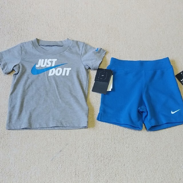 NIKE(ナイキ)の新品未使用　NIKE　85 　上下セット　定価￥4860 キッズ/ベビー/マタニティのベビー服(~85cm)(Ｔシャツ)の商品写真