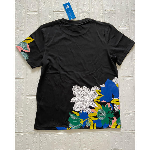 adidas(アディダス)のアディダス　adidas originals Tシャツ　花柄　黒　トレフォイル レディースのトップス(Tシャツ(半袖/袖なし))の商品写真