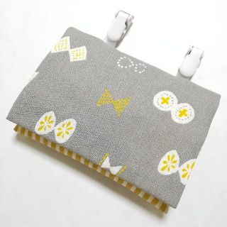 グレー ちょうちょ柄 ☆ クリップ付 ☆ 移動ポケット ☆ ハンドメイド(外出用品)