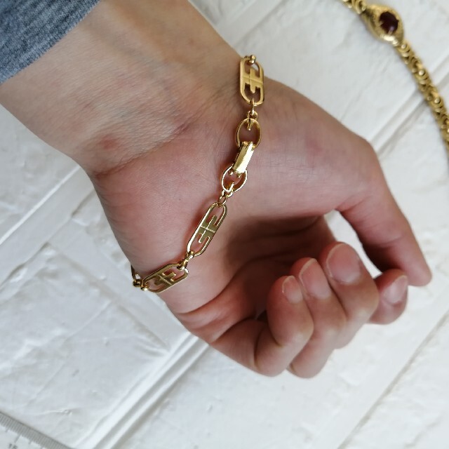 GIVENCHY(ジバンシィ)のGIVENCHY　ジバンシィ　ゴールド色　ブレスレット レディースのアクセサリー(ブレスレット/バングル)の商品写真