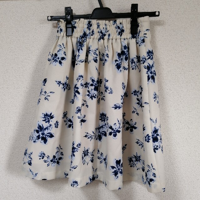 HONEYS(ハニーズ)のハニーズ　花柄　フレア　スカート レディースのスカート(ひざ丈スカート)の商品写真
