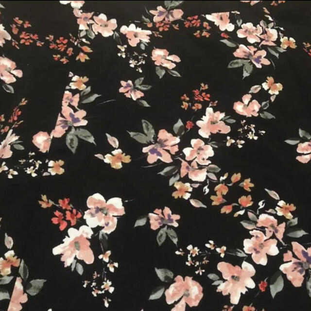 FOREVER 21(フォーエバートゥエンティーワン)のSS 花柄ブラックミニスカート レディースのスカート(ミニスカート)の商品写真