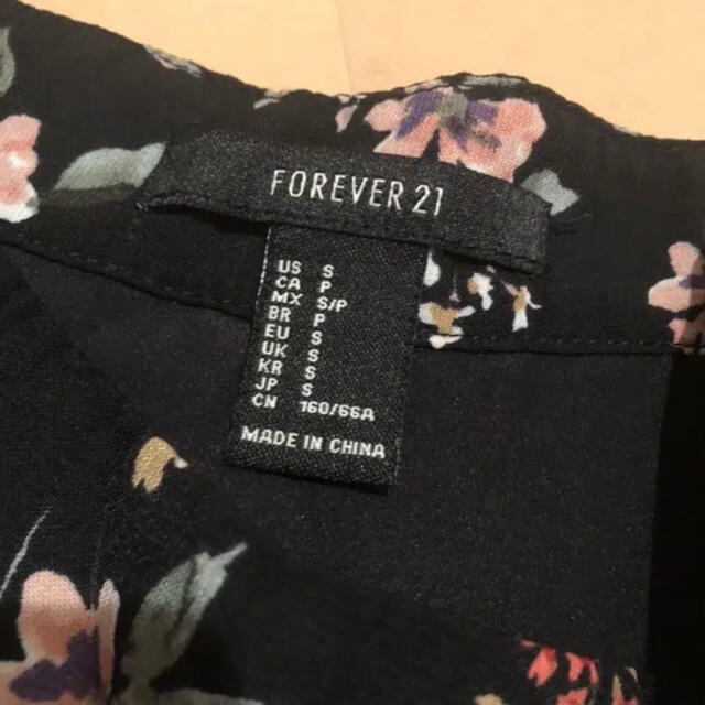 FOREVER 21(フォーエバートゥエンティーワン)のSS 花柄ブラックミニスカート レディースのスカート(ミニスカート)の商品写真