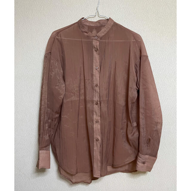 Discoat(ディスコート)のdiscoat シアーバンドカラーシャツ　モカ レディースのトップス(シャツ/ブラウス(長袖/七分))の商品写真