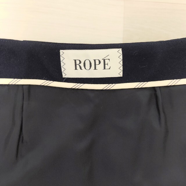 ROPE’(ロペ)の美品　ロペ　タイトスカート　ネイビー レディースのスカート(ひざ丈スカート)の商品写真