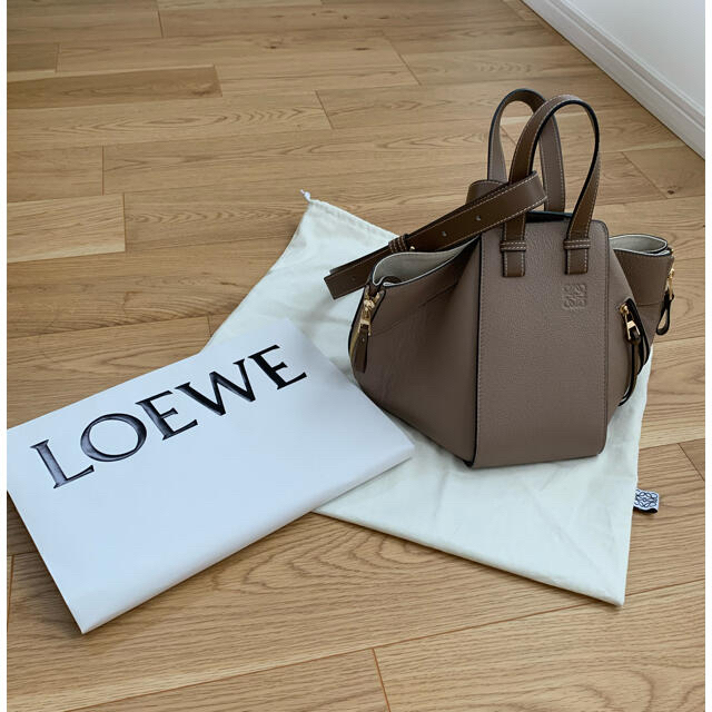 LOEWE(ロエベ)のロエベ  ハンモック  スモールサイズ　サンドミンク レディースのバッグ(ショルダーバッグ)の商品写真