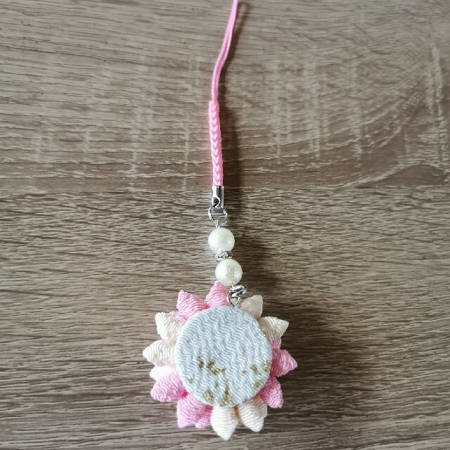 つまみ細工【ハンドメイド】ストラップ④ ハンドメイドのアクセサリー(キーホルダー/ストラップ)の商品写真