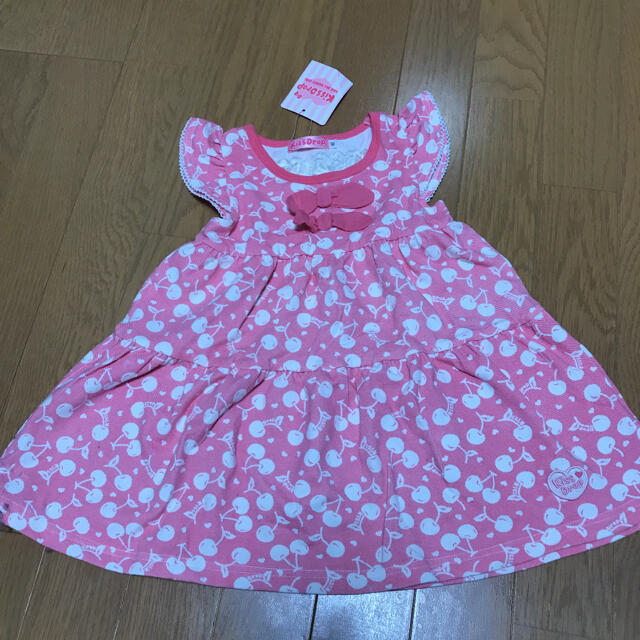 BeBe(ベベ)のキスドロップ　新品　さくらんぼワンピース　90 キッズ/ベビー/マタニティのキッズ服女の子用(90cm~)(ワンピース)の商品写真