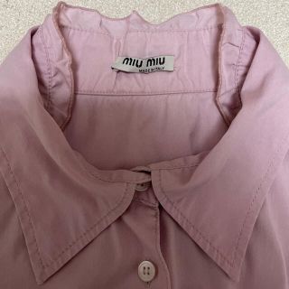 ミュウミュウ(miumiu)のmiumiu ピンクフリルシャツ(Tシャツ(長袖/七分))