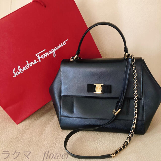 ferragamo　フェラガモ　ショルダーバック　ヴァラ