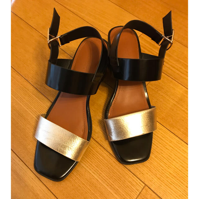 LEPSIM(レプシィム)のブラック×ゴールドサンダル レディースの靴/シューズ(サンダル)の商品写真
