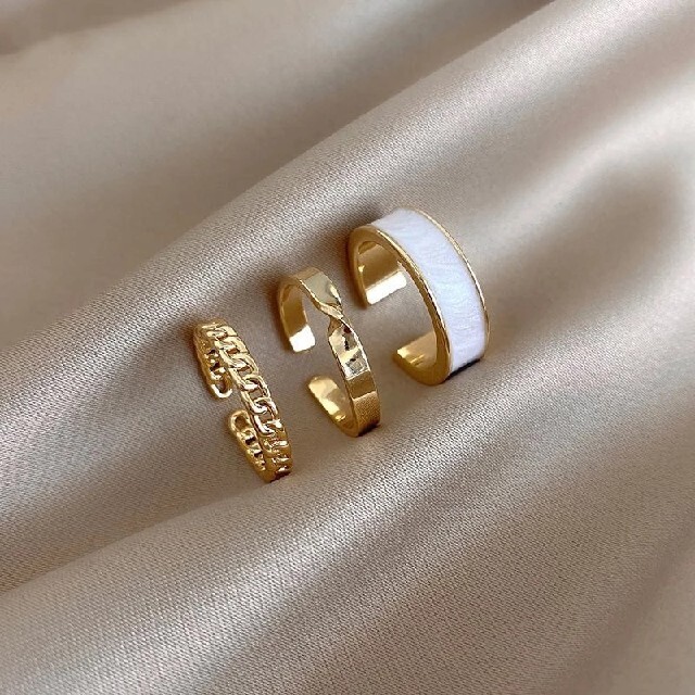 【3個セット】調節可能　フリーサイズ　ゴールド　白　ツイスト　ファッションリング レディースのアクセサリー(リング(指輪))の商品写真