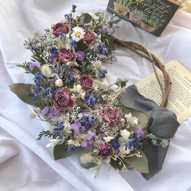 パープルの薔薇とブルーの小花のドライフラワーリース ハンドメイドのフラワー/ガーデン(ドライフラワー)の商品写真