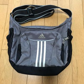 アディダス(adidas)のアディダス　ショルダーバッグ(ショルダーバッグ)