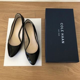 コールハーン(Cole Haan)の一度のみ使用　梅雨時期にぴったり　ウォータープルーフ エナメルパンプスブラック(ハイヒール/パンプス)