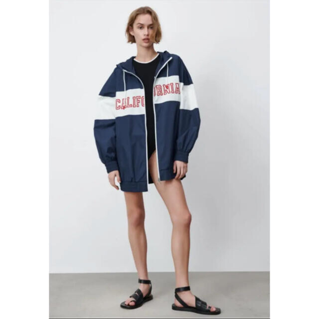 ZARA(ザラ)のZARA フロントテキストレインコート　新品未使用 レディースのファッション小物(レインコート)の商品写真