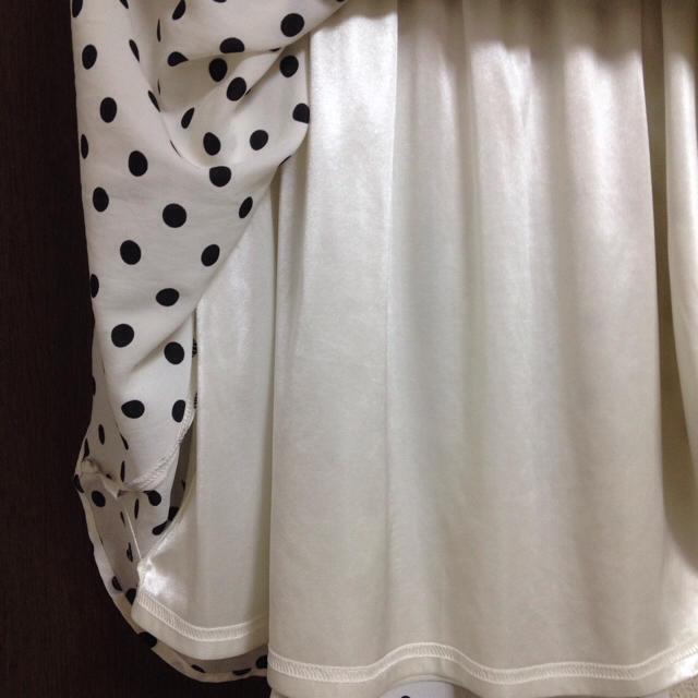AG by aquagirl(エージーバイアクアガール)のドットフレアスカート 白 水玉 レディースのスカート(ひざ丈スカート)の商品写真
