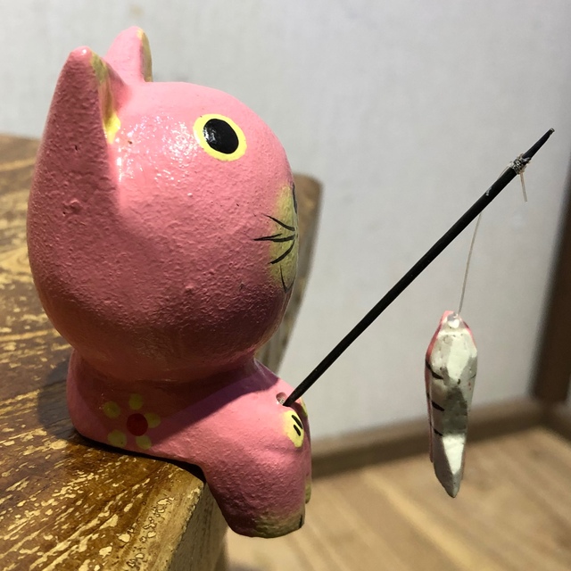 釣りをしている猫さん ピンク猫 お座り釣りネコ バリ猫 バリ雑貨 木彫り 手作り