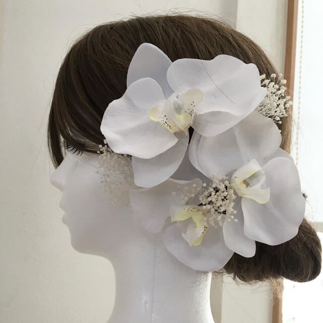 大きな胡蝶蘭とかすみ草の髪飾り⭐︎結婚式⭐︎和装 ハンドメイドのウェディング(ヘッドドレス/ドレス)の商品写真