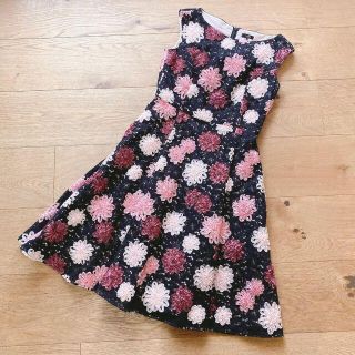 トッカ(TOCCA)の新品　トッカ　ワンピース　花刺繍　ドレス　黒　ピンク花　サイズ0　4671(ひざ丈ワンピース)